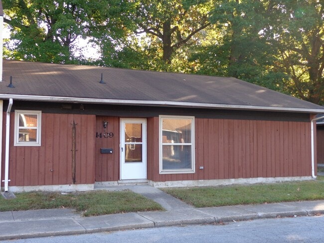 Building Photo - SAINT ANDREWS PLACE Rental