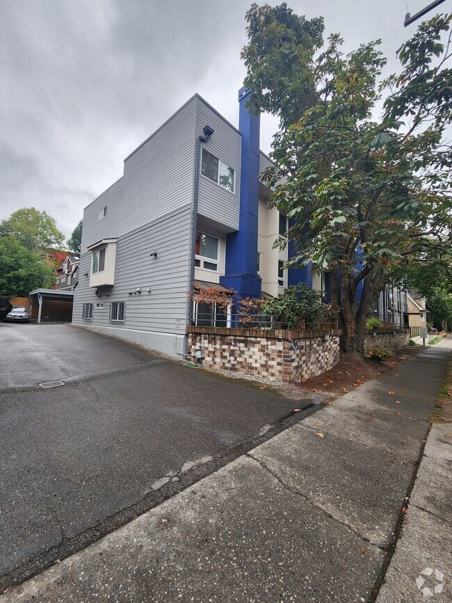 Building Photo - 520 10th Ave E Unit 7 Rental