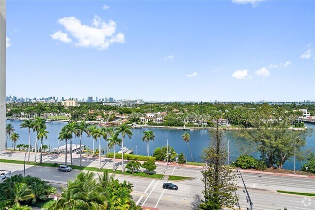 Building Photo - 4925 Collins Ave Unit 8F Rental