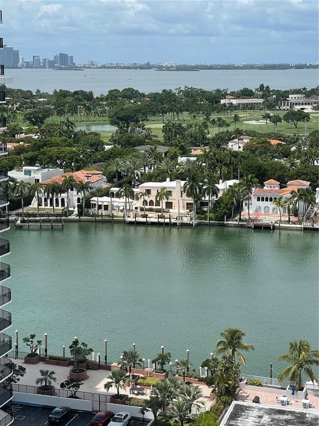 Building Photo - 5701 Collins Ave Unit PH09