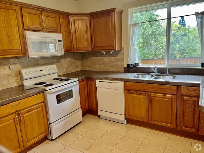 Building Photo - 9657 N Leonard St Rental