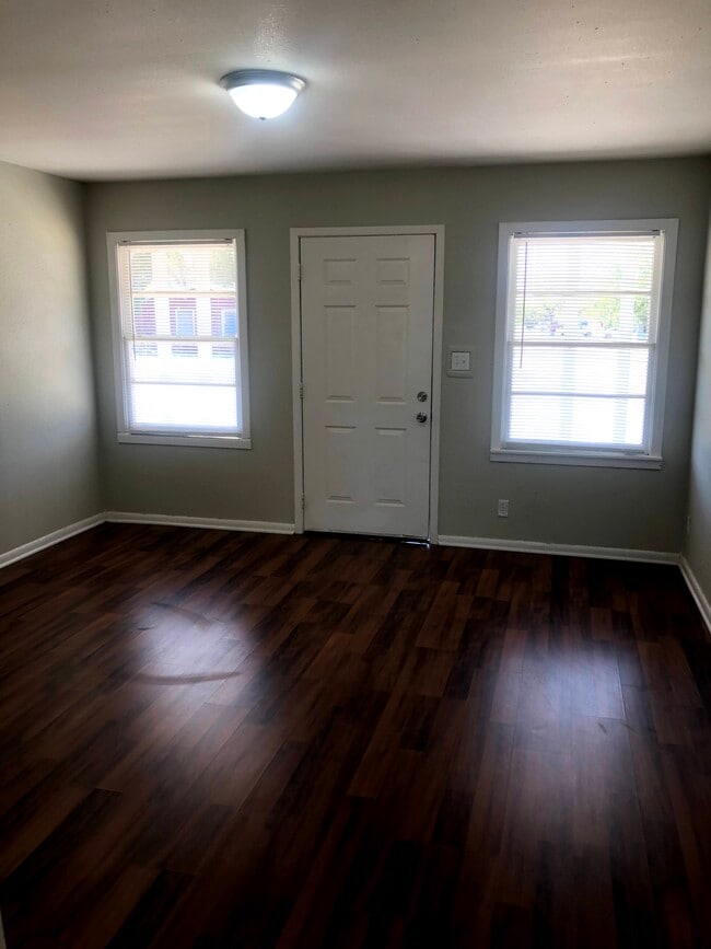 Photo - 611 McEwen St