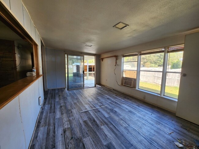 Photo - Discounted rent!.. 2 Bed 1 Bath Loaded with XTRA features!