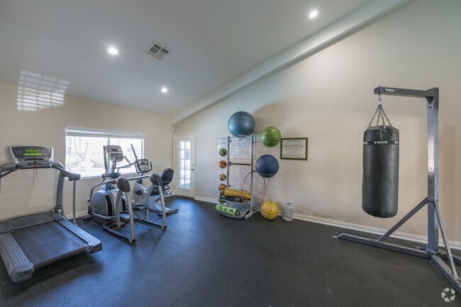 Ángulo del gimnasio 1 - Hesperian Falls Apartments