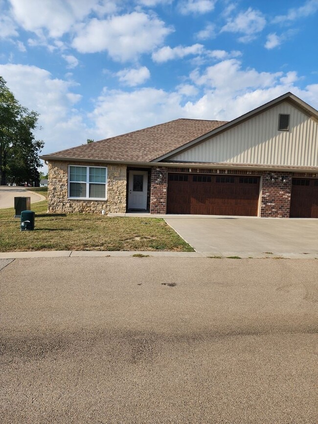 55+ Villa on Windsor Lane - 55+ Villa on Windsor Lane