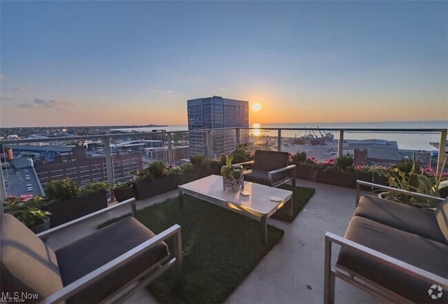 Building Photo - 701 W Lakeside Ave Unit PH6 Rental
