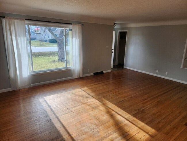 Photo - 715 Maple St