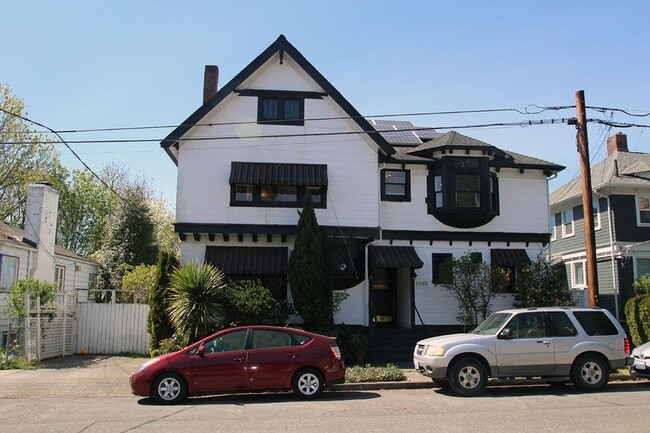 Building Photo - CHARMING 3 BEDROOM TUDOR REVIVAL APARTMENT W/ PUGET SOUND VIEWS