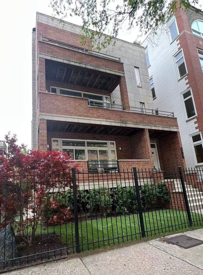 Building Photo - 2424 N Southport Ave Unit B