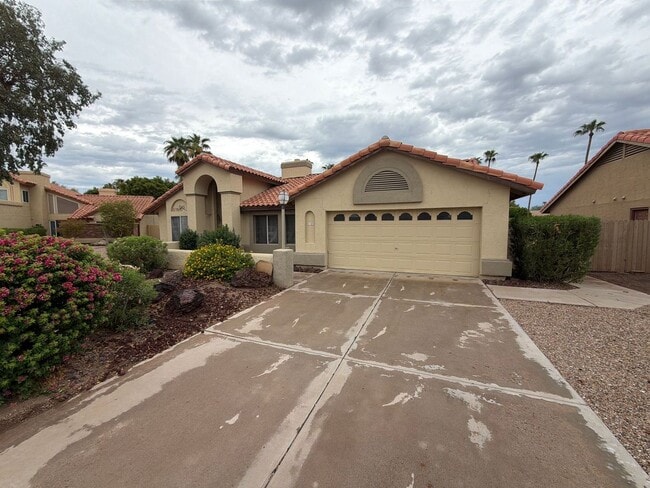 Building Photo - 837 N Oak Ct