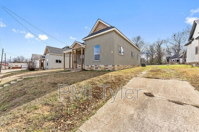 Photo - 1247 Bonham St