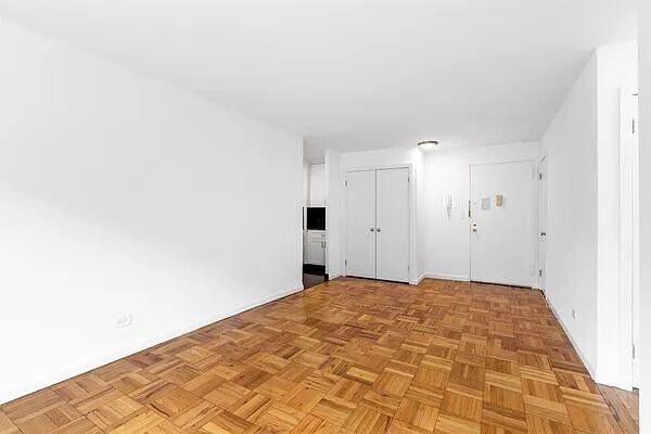 Building Photo - 320 E 23rd St Rental