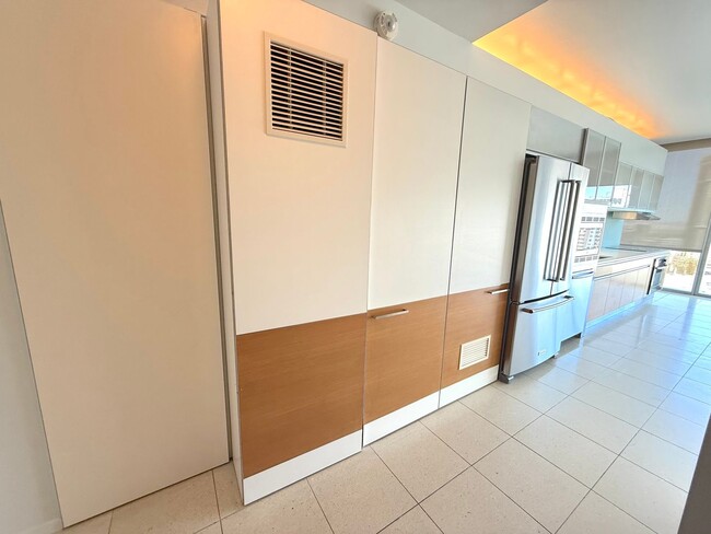 Photo - Spacious 10th Floor Studio at The Veer Towers!!