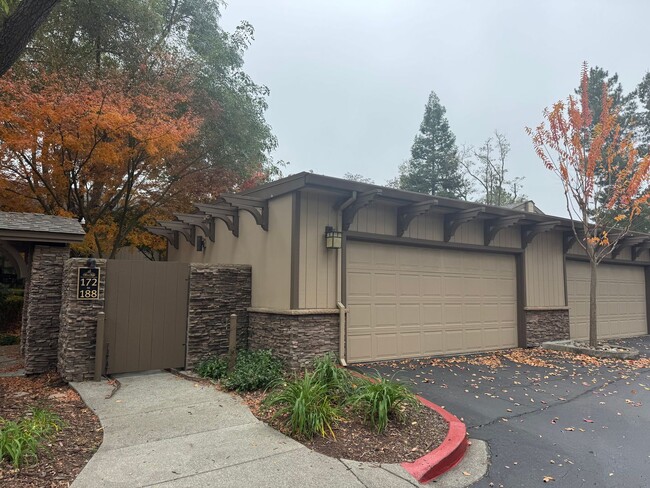 Building Photo - Beautiful 2 bedroom, 2 bath single level townhome in desirable Alamo Square w/ 2 car garage!