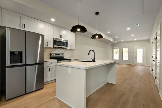 Luxury 2-Bedroom Townhome - Luxury 2-Bedroom Townhome