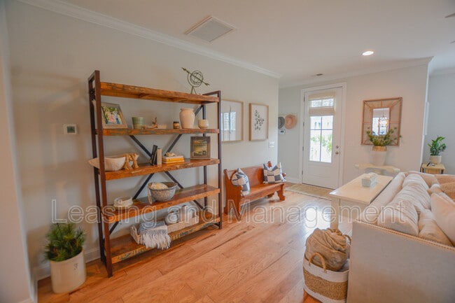 Photo - 1596 Prince Edward St