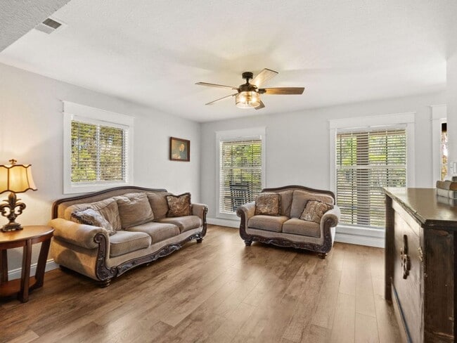 Photo - 1691 Lake Vernon Rd