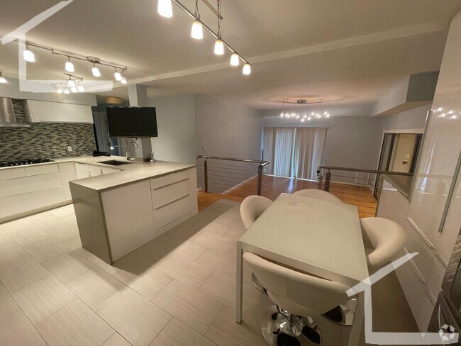 Building Photo - Gorgeous 2 bed in CHestnut Hill Rental