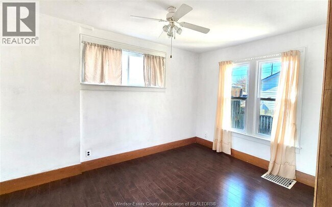 Photo - 1068 Giles Blvd E