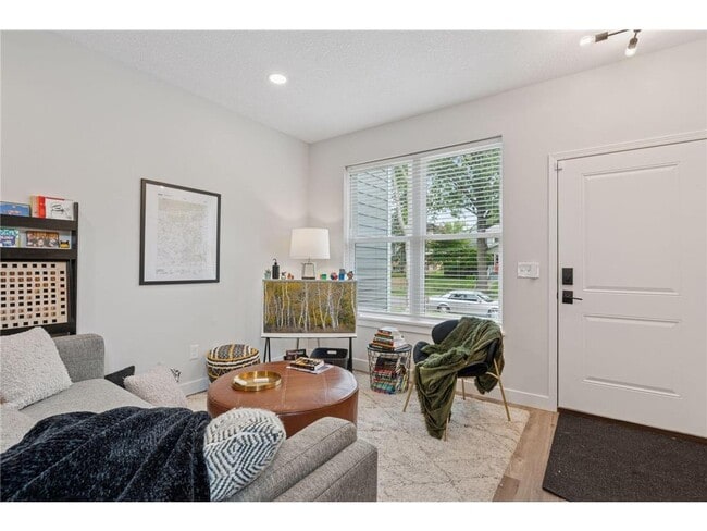 Photo - 2320 Priscilla St