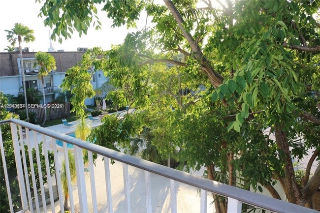 Building Photo - 9611 SW 77th Ave Unit 306A