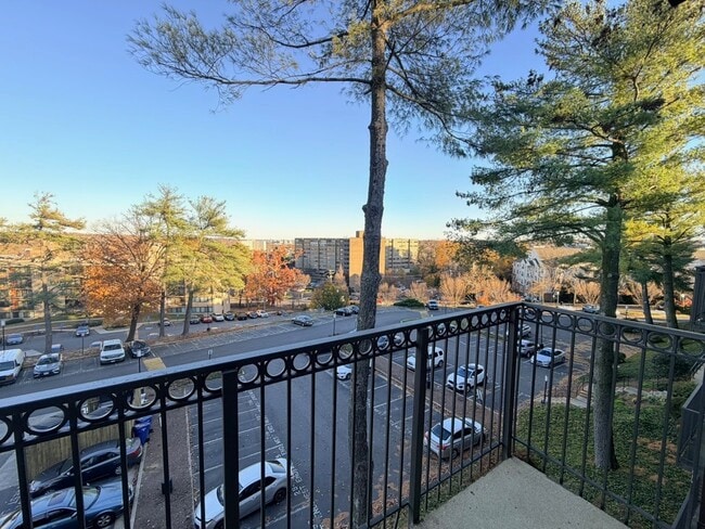 private balcony with city view - 75 S Reynolds St Unit 418