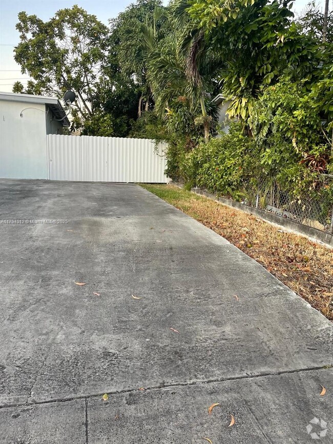 Building Photo - 15230 NW 33rd Ave Unit 15230 Rental