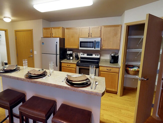 Breakfast Bar and Counter Space
