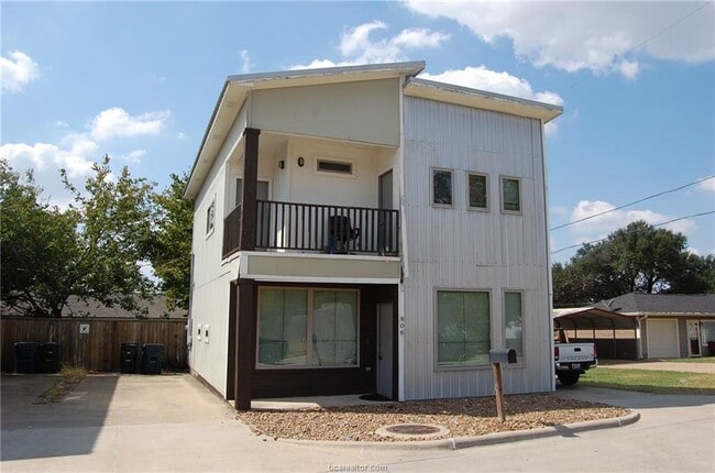 Building Photo - 806 Nimitz St
