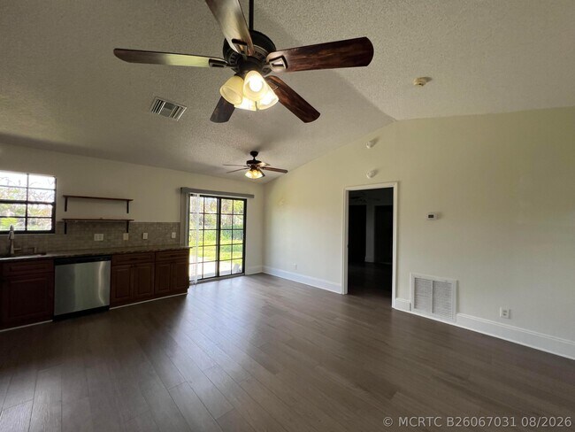 Photo - 720 3rd St SW