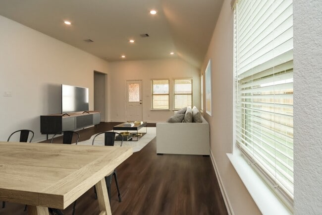 Photo - 5434 Tourmaline Wy