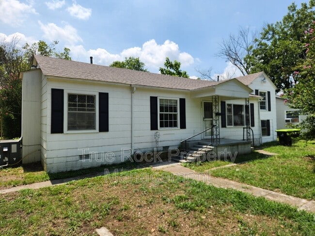 Building Photo - 331 E 13th St Rental