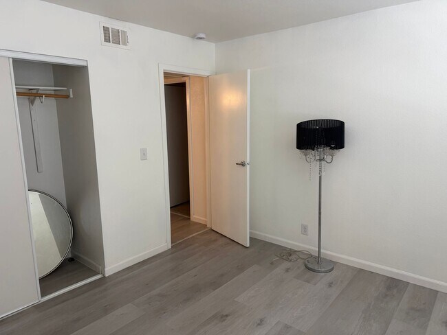 605 S Royal Crest Cir Unidad 19