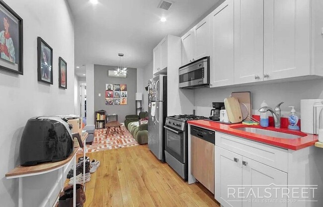 Photo - Spacious 3BR Apartment in Prime Bushwick | Skylight, Laundry, Courtyard | No Fee Unit 1L