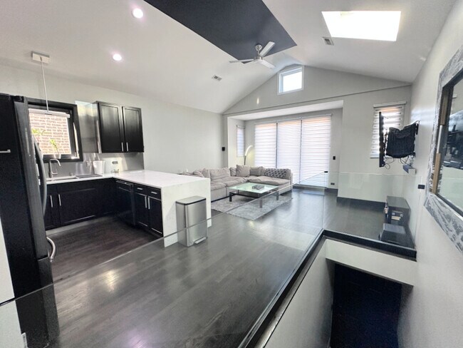 Photo - 2711 W Congress Pkwy