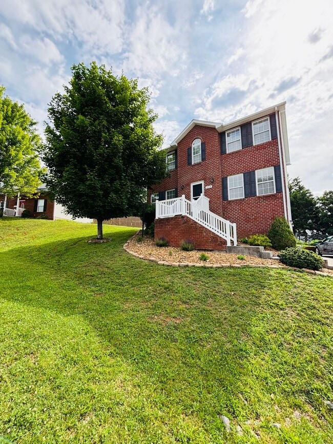 Building Photo - Spacious 4 Bedroom, 3.5 Bath House in New River Village
