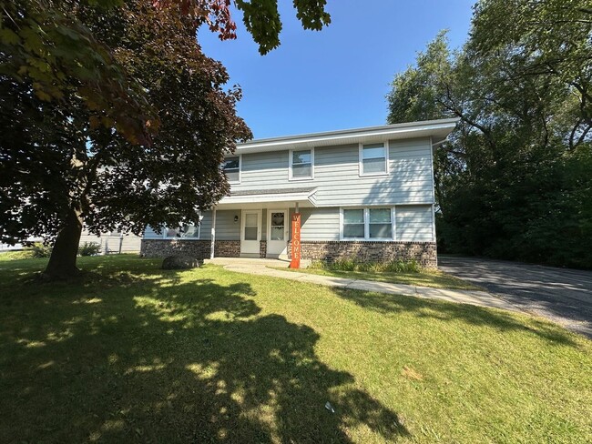 Building Photo - Spacious Townhouse in Greenfield! Unit 3104