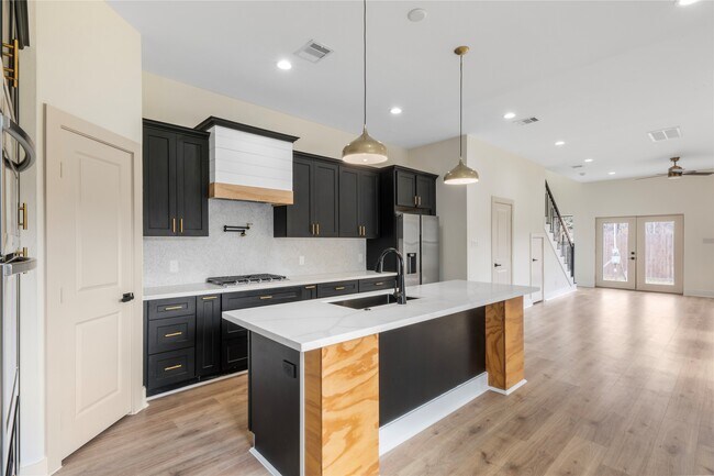 Photo - 1113 Danube St