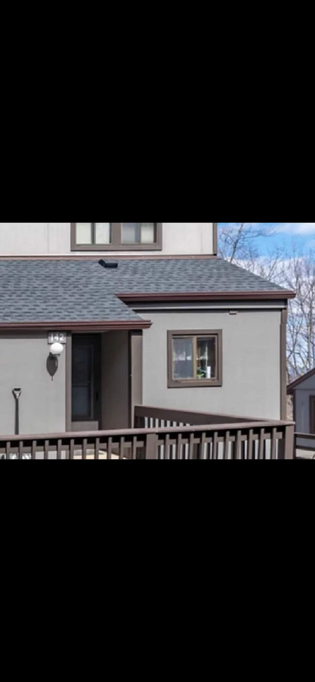 Main entrance - 142 Cross Country Ln