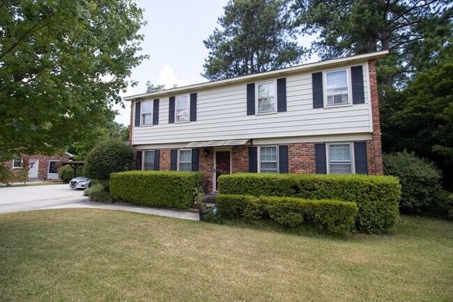 Updated 4 bedroom home in Olde Woodlands - Updated 4 bedroom home in Olde Woodlands
