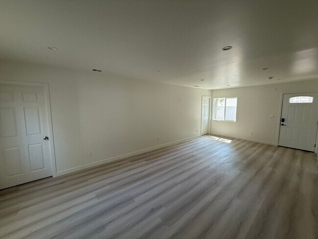 7725 Owensmouth Ave Unit 7727