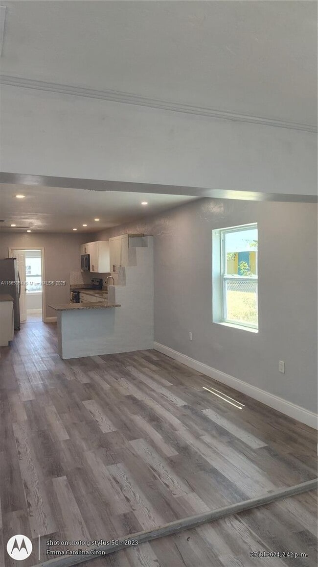 Photo - 173 W 16th St