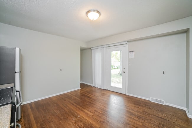 Photo - 317 NE Lakeview Dr