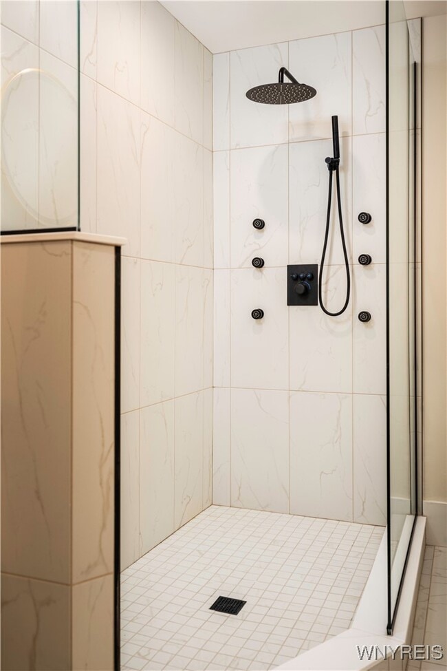 Building Photo - 523 Main St