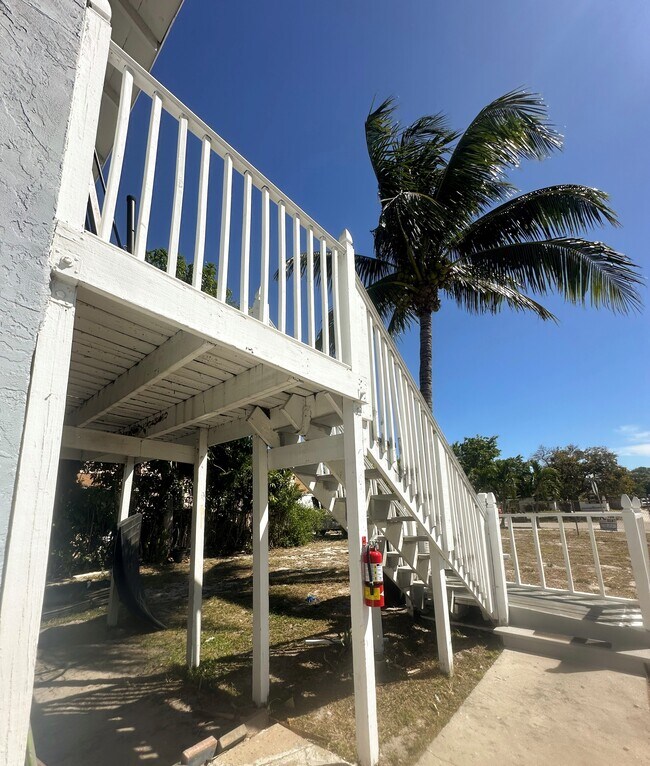 Escaleras 2 - 529 Revere Rd