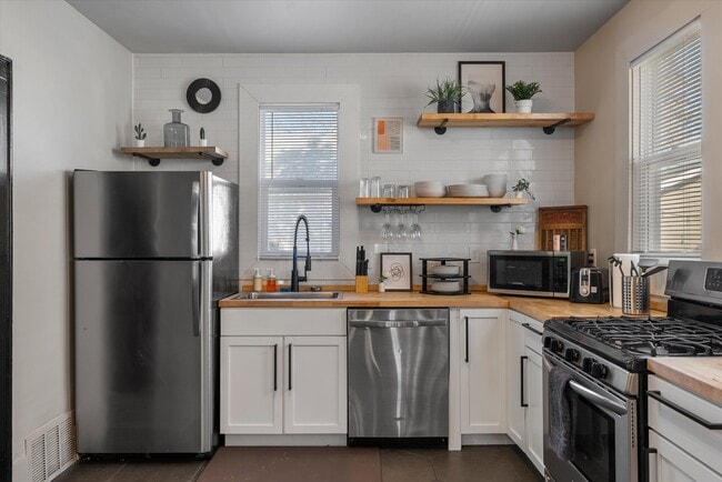 Photo - 340 E Clarence St