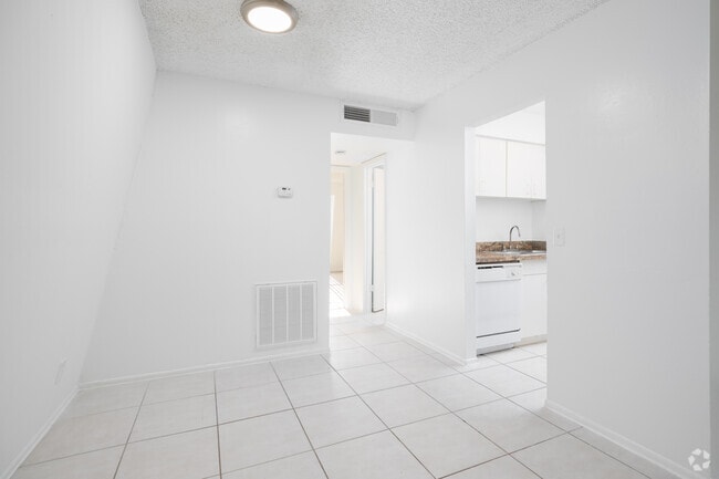 1BR, 1BA - 697SF - Dining Room - The Villas At Pinecrest