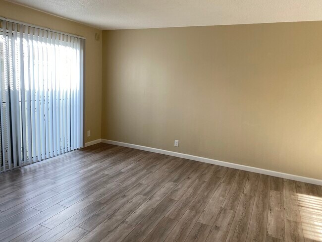 Photo - 5555 Bancroft Ave Unidad B