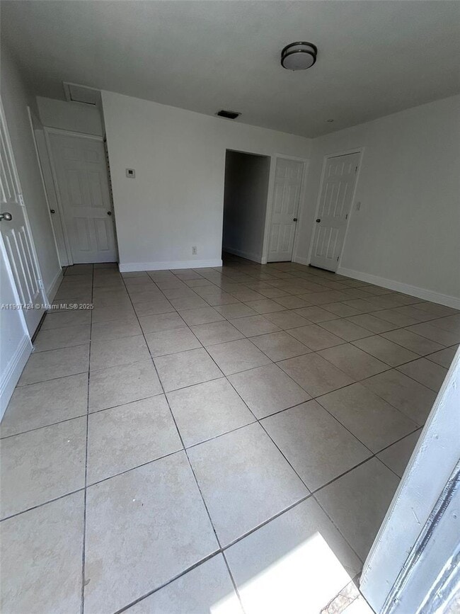 Building Photo - 2780 NW 14th St Unit 2