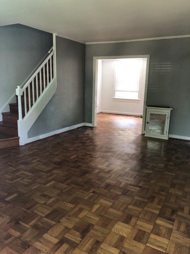 Amplia sala de estar (con conexión para FIOS) - 1600 S Barton St